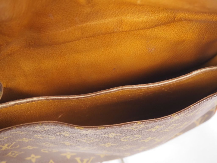 LOUIS VUITTON  Sac CARTOUCHIÈRE (c 1975).  Toile monogramée et vache n