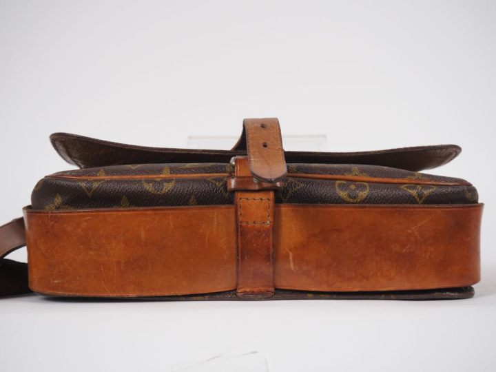 LOUIS VUITTON  Sac CARTOUCHIÈRE (c 1975).  Toile monogramée et vache n