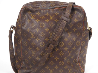 Vente aux enchères LOUIS VUITTON  Sac à bandoulière (c 1975).   Toile enduite monogramée.