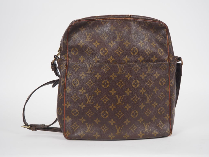 LOUIS VUITTON  Sac à bandoulière (c 1975).   Toile enduite monogramée.