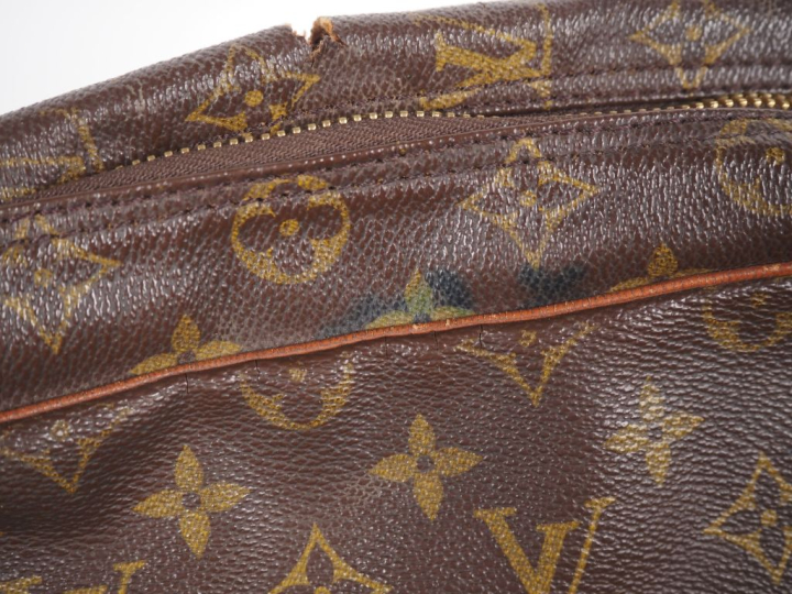 LOUIS VUITTON  Sac à bandoulière (c 1975).   Toile enduite monogramée.
