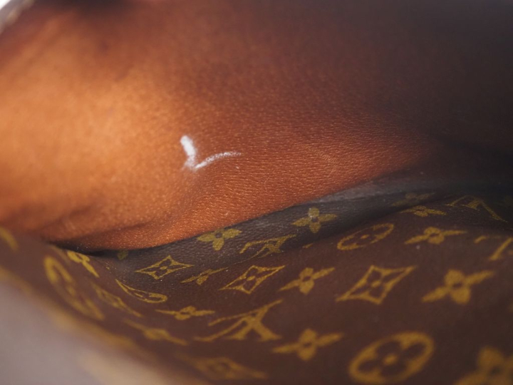 LOUIS VUITTON  Sac à bandoulière (c 1975).   Toile enduite monogramée.