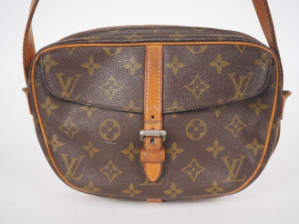 Vente aux enchères LOUIS VUITTON  Sac JEUNE FILLE (c 1975). Toile enduite monogramée et v