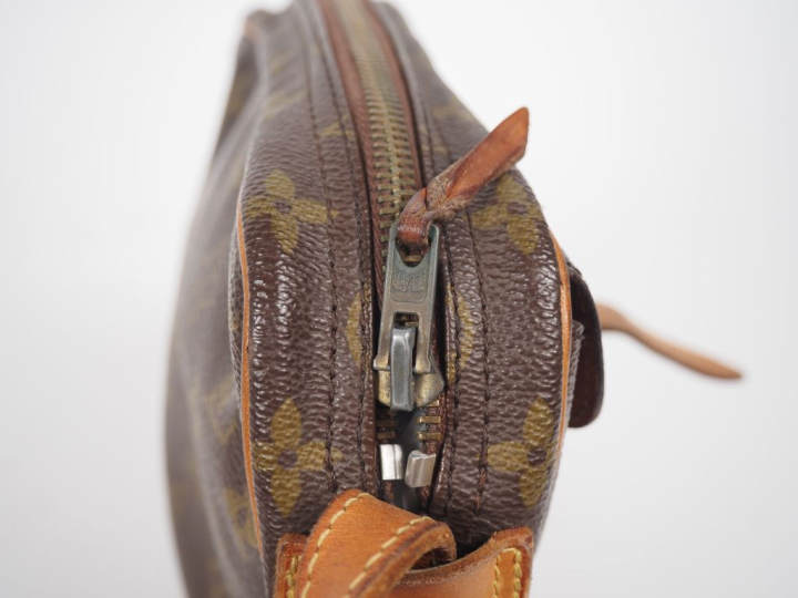 LOUIS VUITTON  Sac JEUNE FILLE (c 1975). Toile enduite monogramée et v