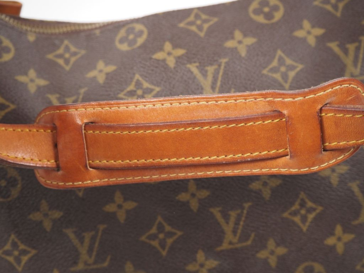 LOUIS VUITTON Sac (c 1975) avec bandoulière en toile enduite monogramé
