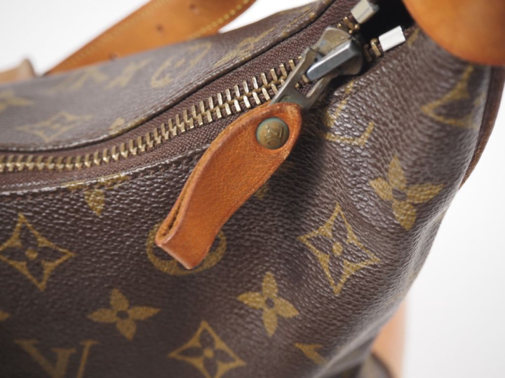 LOUIS VUITTON Sac (c 1975) avec bandoulière en toile enduite monogramé
