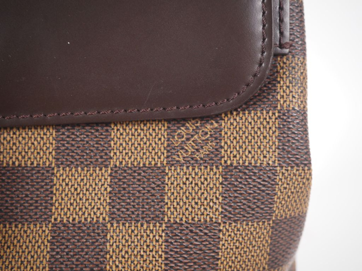 LOUIS VUITTON  Sac SOHO (c 2010)  en toile damier ébène et cuir ébène.