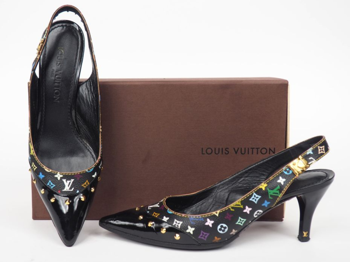 Louis VUITTON, Paris Paire d'escarpins slingback en cuir noir vernis e