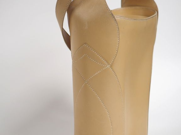 HERMES, Paris Modèle Tabriz, sac à bandoulière intégrée en cuir crème,
