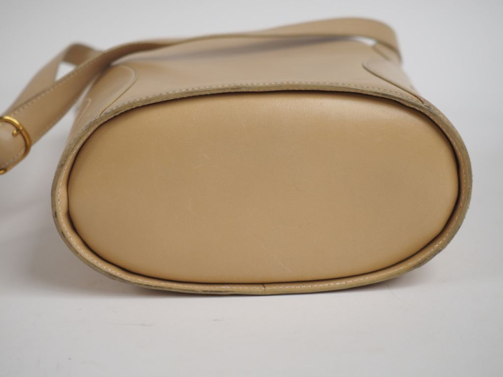 HERMES, Paris Modèle Tabriz, sac à bandoulière intégrée en cuir crème,
