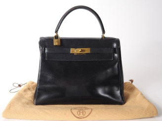 Vente aux enchères HERMES, Paris Sac à main en cuir noir, modèle "Kelly".  Fermoir et bou