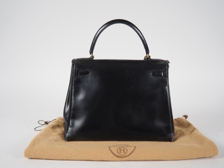 HERMES, Paris Sac à main en cuir noir, modèle "Kelly".  Fermoir et bou