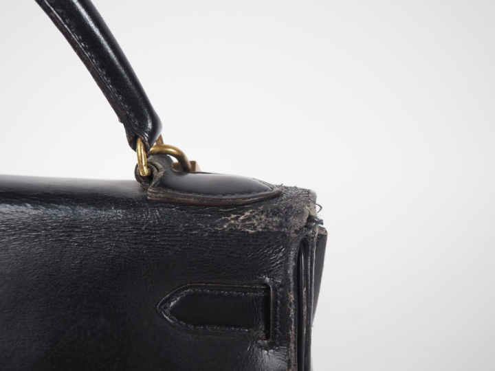 HERMES, Paris Sac à main en cuir noir, modèle "Kelly".  Fermoir et bou