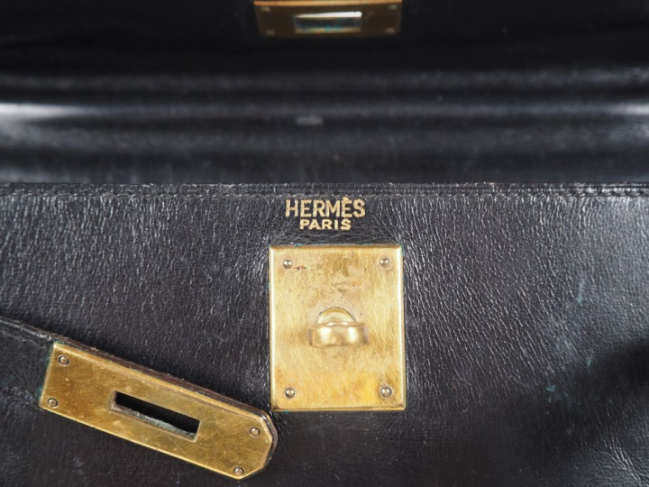 HERMES, Paris Sac à main en cuir noir, modèle "Kelly".  Fermoir et bou