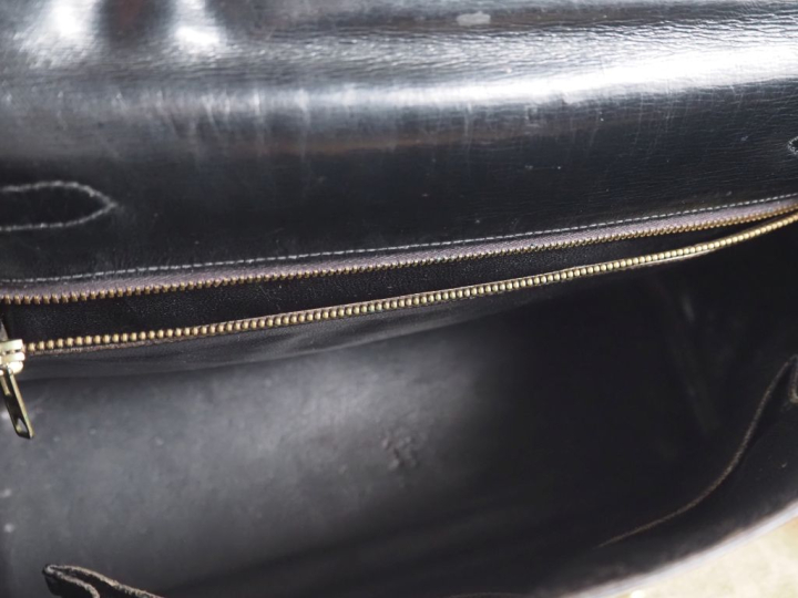 HERMES, Paris Sac à main en cuir noir, modèle "Kelly".  Fermoir et bou