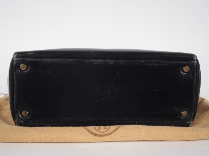 HERMES, Paris Sac à main en cuir noir, modèle "Kelly".  Fermoir et bou