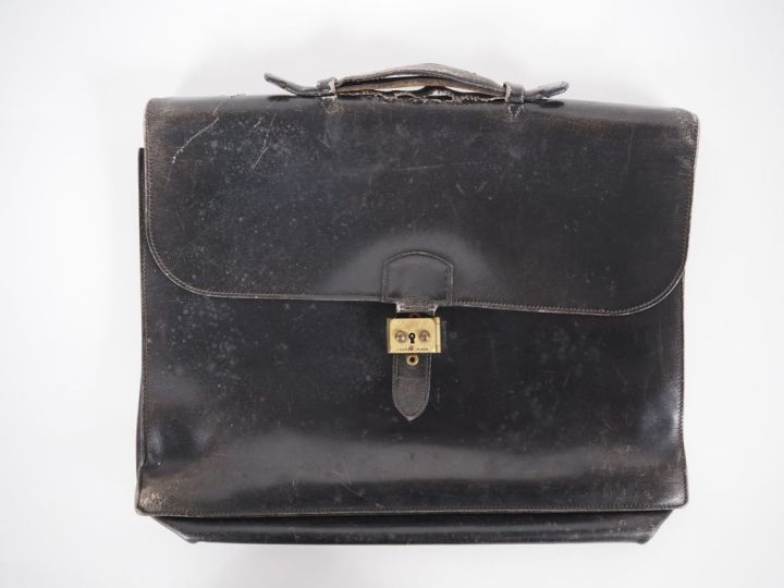 HERMES, Paris Sacoche en cuir noir, à deux compartiments.  Fermoir en 