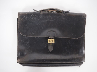 Vente aux enchères HERMES, Paris Sacoche en cuir noir, à deux compartiments.  Fermoir en 