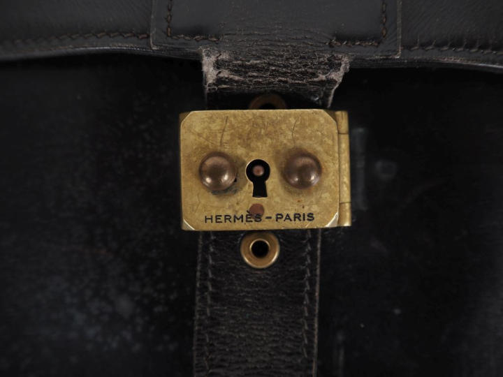 HERMES, Paris Sacoche en cuir noir, à deux compartiments.  Fermoir en 