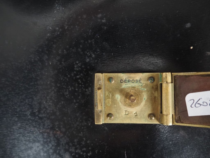 HERMES, Paris Sacoche en cuir noir, à deux compartiments.  Fermoir en 