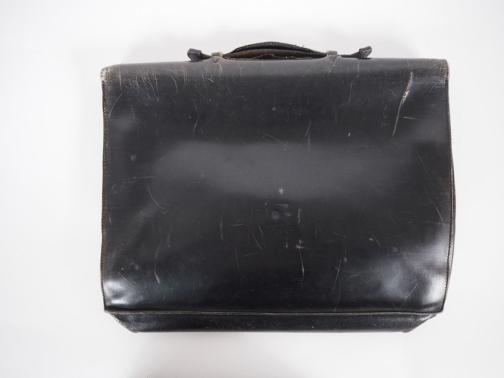 HERMES, Paris Sacoche en cuir noir, à deux compartiments.  Fermoir en 