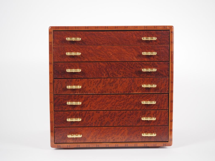 HERMES, Paris Coffret à carrés en placage de loupe de thuya.  Ouvrant 