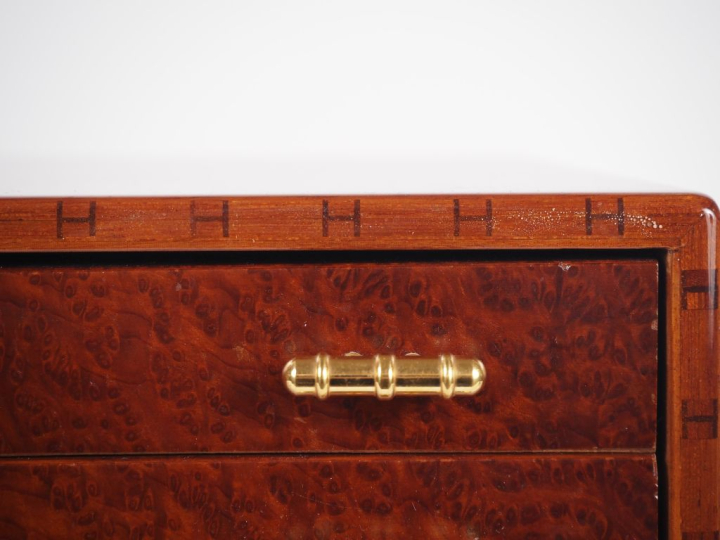 HERMES, Paris Coffret à carrés en placage de loupe de thuya.  Ouvrant 