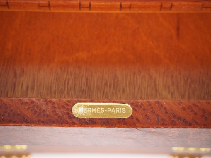 HERMES, Paris Coffret à carrés en placage de loupe de thuya.  Ouvrant 
