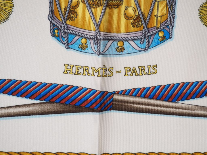 HERMES, Paris Carré de soie, modèle "Les tambours". Signé. (taché)