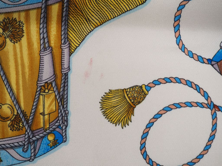 HERMES, Paris Carré de soie, modèle "Les tambours". Signé. (taché)