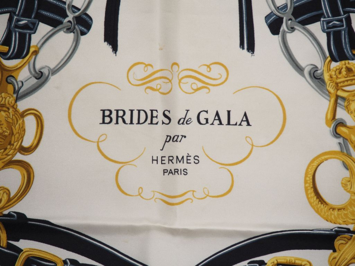 HERMES, Paris Carré de soie, modèle "Brides de Gala". Signé. (taches e