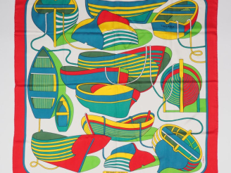 Vente aux enchères HERMES, Paris Carré de soie, modèle "Thalassa". Design par P.PERON. Si