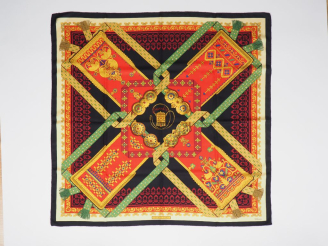 Vente aux enchères HERMES, Paris Carré de soie, modèle "Brins d'or". Design par J. Abadie