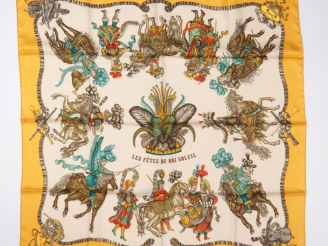 Vente aux enchères HERMES, Paris Carré de soie, modèle "Les Fêtes du Roi Soleil". Design 