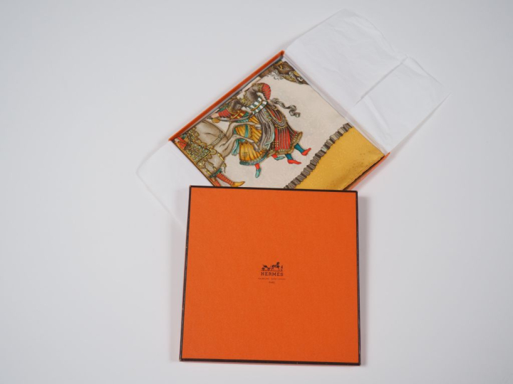 HERMES, Paris Carré de soie, modèle "Les Fêtes du Roi Soleil". Design 