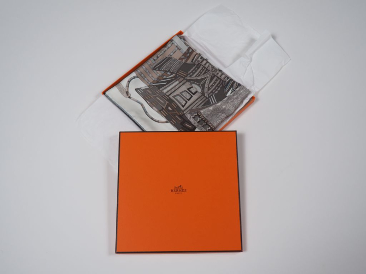 HERMES, Paris Carré de soie, modèle "Voyage en étoffes". Signée. Dans 