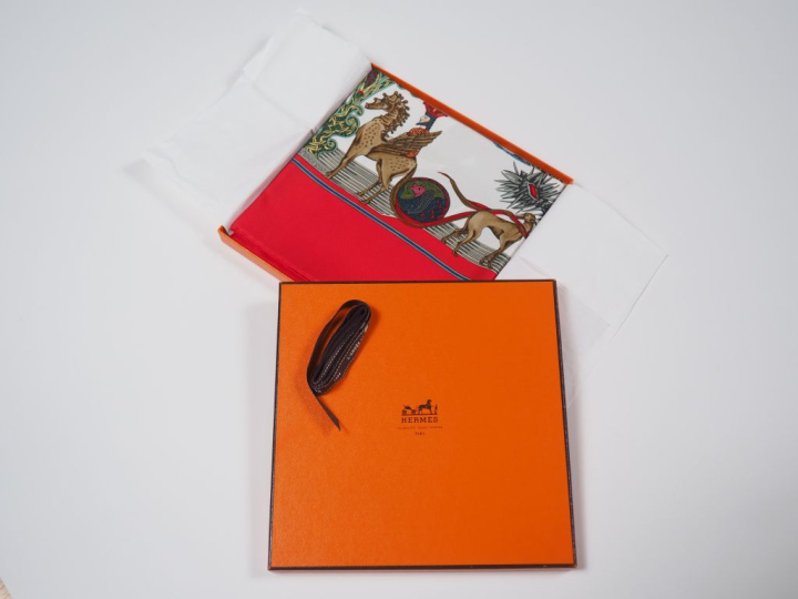 HERMES, Paris Carré de soie, modèle "Au FIL de la SOIE". Signé.  Dans 