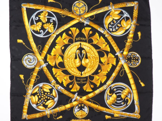 Vente aux enchères HERMES, Paris Carré de soie, modèle "Princes du Soleil Levant". Design