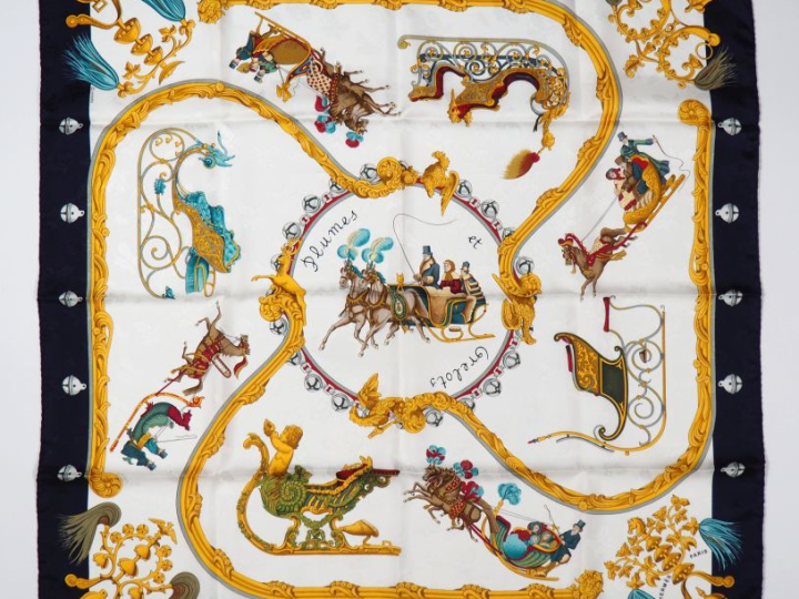 HERMES, Paris Carré de soie, modèle "Plumes et grelots". Design par J.