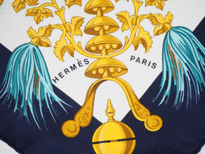HERMES, Paris Carré de soie, modèle "Plumes et grelots". Design par J.