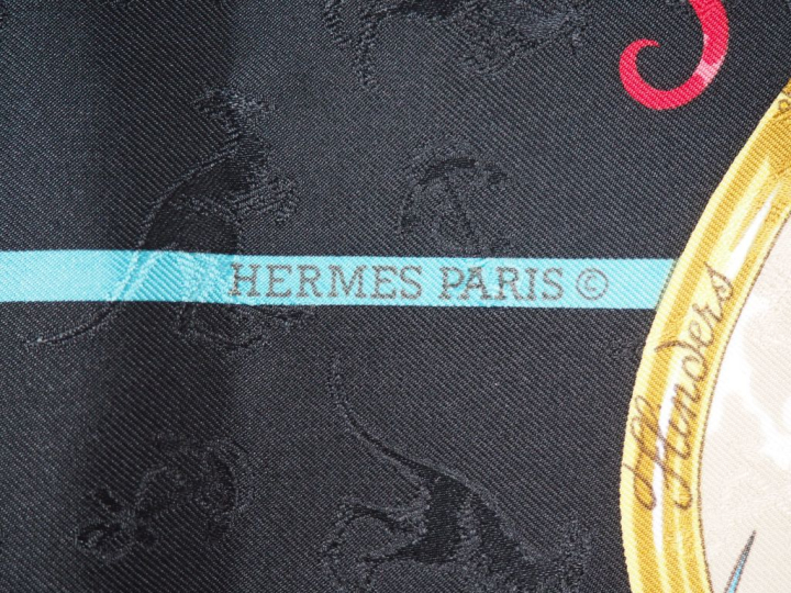 HERMES, Paris Carré de soie, modèle "Le géographe". Signé.  Dans sa bo