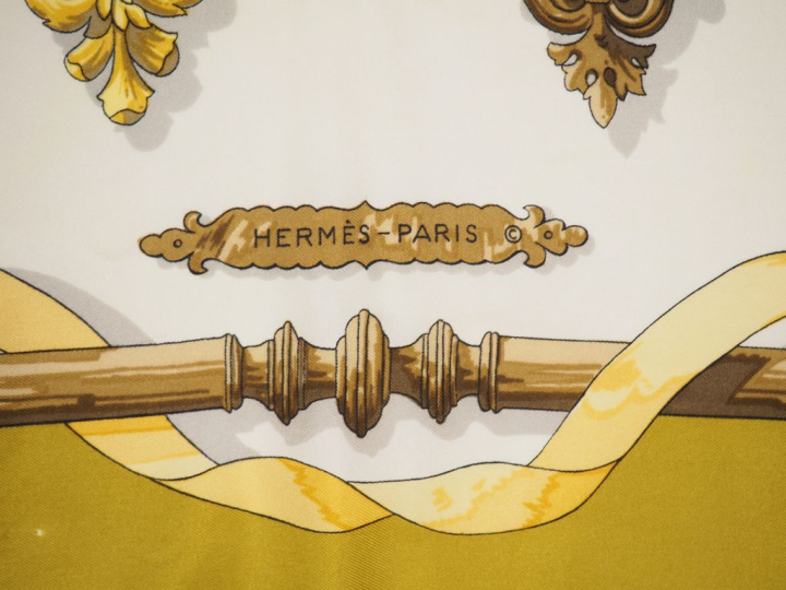 HERMES, Paris Carré de soie, modèle "Ferronnerie". Design par Caty.  S