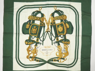 Vente aux enchères HERMES, Paris Carré de soie, modèle "Brides de Gala".  Signé. (quelque