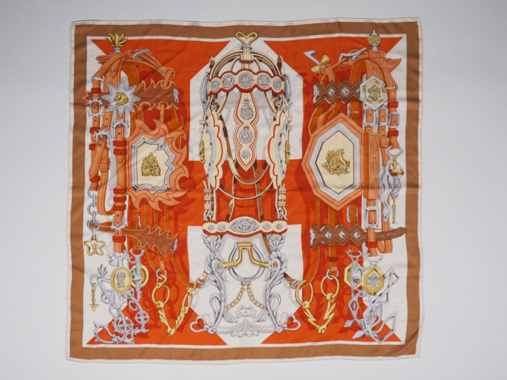 HERMES, Paris Carré de soie, modèle "Brides   Destin". Signé.  (quelqu