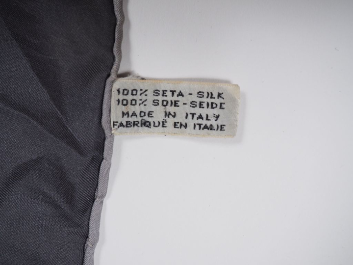 CELINE, Paris Carré de soie, à décor de chaine et de lanière de cuir. 