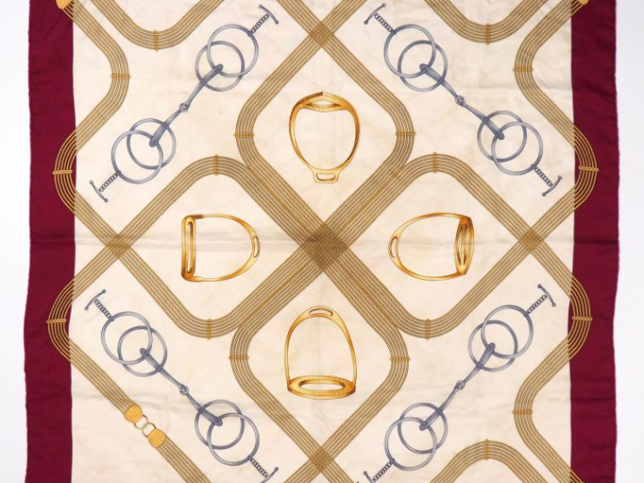 CELINE, Paris Carré de soie, à décor de mors et d'étriers  Signé.  (fi