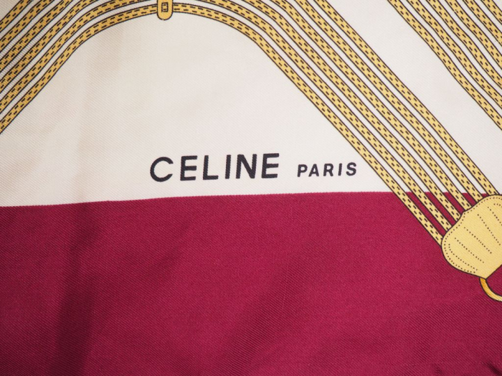 CELINE, Paris Carré de soie, à décor de mors et d'étriers  Signé.  (fi