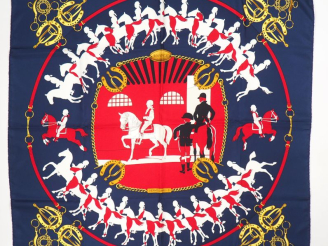 Vente aux enchères HERMES, Paris Carré de soie, modèle "Manège". Design par Ledoux.  Sign