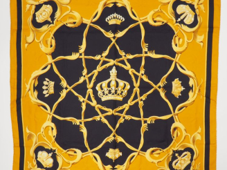 Vente aux enchères HERMES, Paris Carré de soie, modèle "Couronnes royales". Design par J.