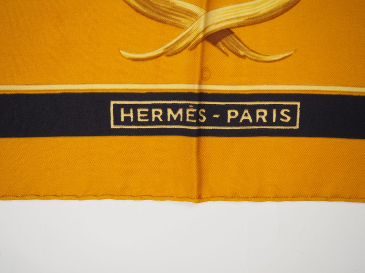 HERMES, Paris Carré de soie, modèle "Couronnes royales". Design par J.